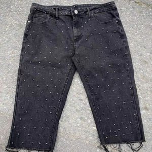 กางเกงยีนส์ขาสั้นผู้ชายสไตล์ไฮสตรีทสุดเทรนดี้ ผ้าเดนิมหนา ประดับคริสตัลและเพชรเทียม ทรงวินเทจหลวมๆ สำหรับผู้ชาย - Product Image 1