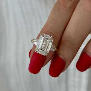 Bague à trois pierres en diamant de laboratoire taille émeraude 8 carats E VVS2, bague trilogie taille émeraude et baguette, certifiée IGI - Product Image 6