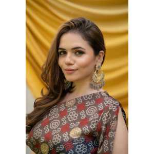 Elegante Conjunto de Kurta de Chifón Negro con un Hombro Descubierto para Mujer, Disponible en Talla XS - Product Image 1