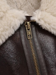 Veste en cuir de luxe avec garniture en fourrure, fabrication haut de gamme, vêtement d'extérieur élégant pour l'hiver, fabrication OEM disponible - Product Image 6