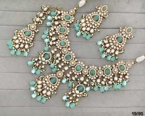 ชุดสร้อยคอแบบอินเดีย Kundan Polki พร้อมต่างหูแบบ Chandelier ชุบทองโบราณ และเครื่องประดับ Mang Tika สำหรับงานแต่งงานแบบชาติพันธุ์ - Product Image 2