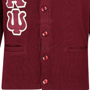 Cardigan tricoté bordeaux pour homme, avec logo KAP en lettres grecques, fermeture boutonnée sur le devant, manches longues, style universitaire - Product Image 3