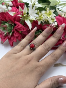 Anillo de cóctel vintage de coral rojo para mujer, de aleación, chapado en plata antigua, con forma de flor, joyería llamativa para fiestas y uso diario. - Product Image 1