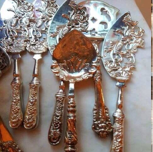 Ensemble de service trois pièces en or et argent avec paniers floraux et artisanat ajouré. Disponible aux prix de gros. - Product Image 2