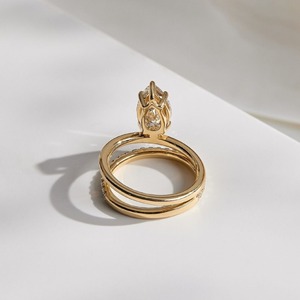 แหวนหมั้นทรงปรินเซสคัท เพชรเพาะเลี้ยงทรงปรินเซสคัท ทองคำแท้ 14k สีเหลืองทอง ดีไซน์กรงเล็บสามขา วงแหวนเชฟรอน - Product Image 6