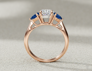Anillo de compromiso de tres piedras con diamante cultivado en laboratorio Stonewels, con zafiro azul en forma de pera y piedras laterales con engaste Milgrain Navette. - Product Image 3
