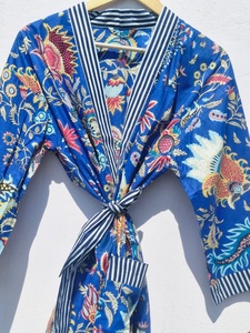 Kimono de Algodón Azul con Estampado Floral, Cuello en V, Cierre con Cordón, Transpirable y Ligero, para Playa o Verano - Product Image 6