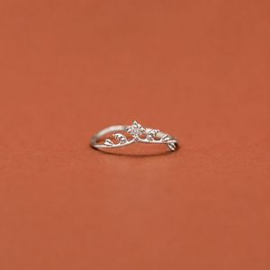 Anillo de Plata S925 con Diseño de Hoja y Diamantes de Moissanita para Mujer - Product Image 1