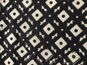 Tissu en coton imprimé à la main en gros – Tissu indien en coton géométrique noir et blanc pour vêtements et fournisseurs textiles - Product Image 2