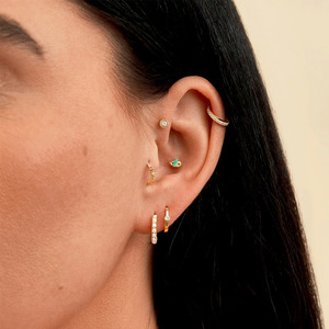 Clous d'oreilles en or massif 14 carats avec diamants de laboratoire, vente en gros, fabricant de bijoux, clous d'oreilles personnalisés avec diamants de laboratoire taille ronde - Product Image 2