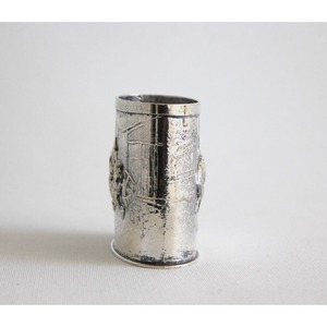 Porta-encendedores de Plata Vintage con Escena en Relieve, Duradero para Uso Doméstico - Product Image 5