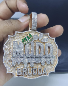 จี้รูปโล่ Mudd Brudda เงินแท้ 925 ชุบทอง 18K ประดับเพชรโมอิสซาไนต์ทรงเหลี่ยมเจียระไนแบบกรงเล็บ สไตล์ฮิปฮอป สำหรับผู้ชาย - Product Image 1