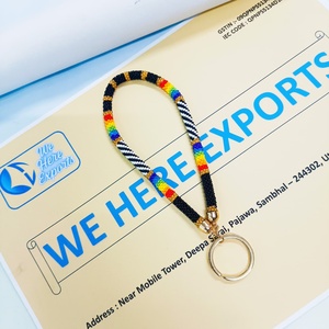 WE HERE EXPORTS Porte-clés de poignet tendance pour femme, fait main, avec perles de rocaille, pierres imitation perle et éléments à insérer pour ongles, cadeau bleu - Product Image 3