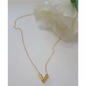 Collier pendentif lettre V en cuivre de luxe pour femmes |   Collier minimaliste géométrique, bijoux sans ternissement, chaîne en cuivre pour femmes - Product Image 1