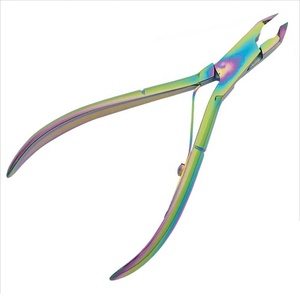 Pince à cuticules professionnelle pour manucure et pédicure, revêtement arc-en-ciel, fabriquée au Pakistan - Product Image 1