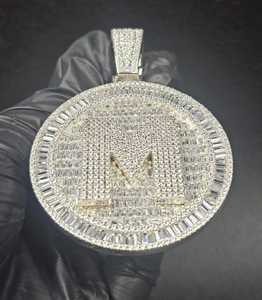 จี้เพชรโมอิสซาไนต์ VVS แบบกำหนดเองรูปวงกลมสำหรับผู้ชาย เงินแท้ 925 ประดับเพชรแบบ Iced Out เครื่องประดับจี้ตัวอักษรแบบกำหนดเอง สไตล์ฮิปฮอป - Product Image 3