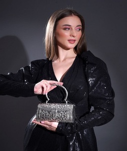 Mini pochette en métal Kundan plaqué or, faite à la main, avec diamants, fermeture à boucle, idéale pour la Saint-Valentin et les anniversaires - Product Image 4