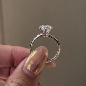 Anillo de Compromiso Solitario con Diamante Cultivado en Laboratorio de 2 Quilates, Corte Redondo, Certificado IGI, Color D E, Banda de Corte de Cuchilla, 6 Puntas, Anillo de Oro Personalizado - Product Image 3