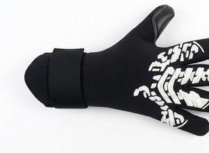 Guantes de portero de fútbol con estampado de leopardo rojo, con correa ajustable para la muñeca, protección completa para los dedos, equipo deportivo unisex - Product Image 3