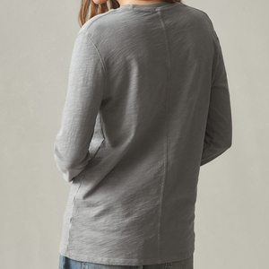 เสื้อยืดลำลองคอกลมแขนยาวทรงเข้ารูปสำหรับผู้หญิง ผ้าฝ้าย 100% ประดับกระดุม - Product Image 2