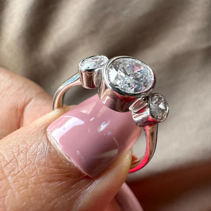 Bague de fiançailles ovale sertie clos de diamants de laboratoire de 2,00 carats, centre de 1,50 carat, bague à 3 pierres en or massif 9K ou 14K, bague de mariage - Product Image 2