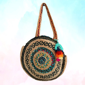 Sacs en jute charmants qui apportent une texture naturelle et un charme rustique aux sorties quotidiennes, parfaits comme sacs de plage en coton chindi réutilisable. - Product Image 1
