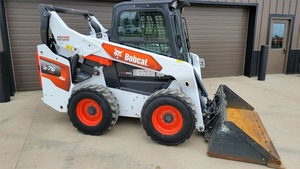 Chargeuse compacte sur chenilles Bobcat T76 avec godet frontal - Product Image 6