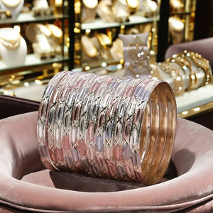 Brazaletes personalizados rellenos de oro de 3 tonos al por mayor, brazaletes texturizados chapados en oro de 3 tonos, brazaletes de moda, juego de brazaletes de latón tricolor. - Product Image 3