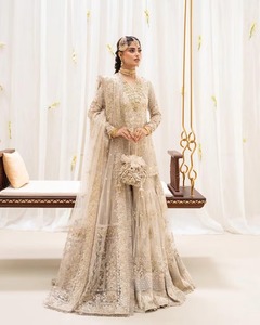 Vestido de Novia Pakistaní, Traje Sharara Indio, Color Champán Dorado, Adornado a Mano, Dupatta de Tela, Manga Larga con Flecos, para Recepción - Product Image 1