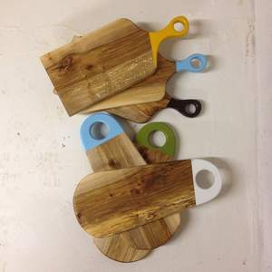 Planche à découper en bois d'acacia avec logo personnalisé, couleur noire, avec poignée, exportée par Craftera - Product Image 5