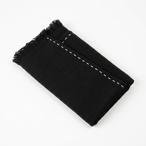 Jeté décoratif noir en tissu doux tissé, uni, long et léger, pour la maison, comme écharpe, châle ou couvre-lit de canapé - Product Image 1