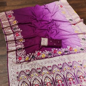 Sari en viscose pure et soie Dola avec tissage bicolore, richement orné de Meenakari et bordure contrastante en Zari, sari traditionnel pour les fêtes - Product Image 6