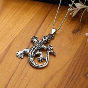 Collier pendentif lézard/gecko en laiton, finition argent oxydé, motif animal tribal, bijoux bohèmes reptiles - Product Image 1