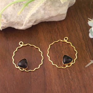 Conector de gemas de ónix negro en forma de trillón de latón macizo, marco redondo ondulado chapado en oro, componente de joyería de un solo anillo. - Product Image 2