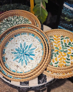 Plateau en rotin rustique avec incrustation de nacre, motif feuille tropicale personnalisé, plateau de service charmant, décoration de maison de style côtier - Product Image 5