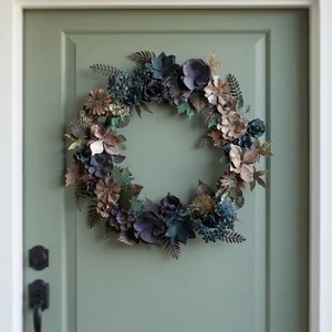 Impresionante corona floral metálica con flores azules profundos, suculentas y hojas de bronce, un hermoso adorno para espacios elegantes - Product Image 4