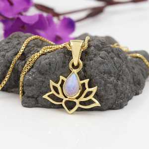 สร้อยคอรูปดอกบัวประดับมูนสโตนสีรุ้ง เงินแท้ 925 สไตล์วินเทจ จี้หมั้น NIKHIL GEMS รับรองโดยผู้ตรวจสอบอิสระ ของขวัญสำหรับผู้หญิง - Product Image 3