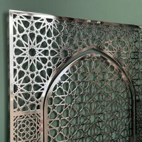 Décoration murale islamique dorée, design dôme Mihrab, pour boutique islamique ou centre culturel, présentation décorative.