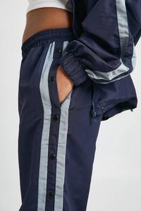 ชุดวอร์มวิ่งออกกำลังกายแบบมีซิป ปี 2026 พร้อมโลโก้สั่งทำ เสื้อแจ็คเก็ตไนลอนกันลมและกางเกงขายาว ชุดกีฬาฝึกซ้อมฟุตบอล แถบข้าง 2 ชิ้น/ชุด - Product Image 2