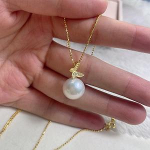 Collar de Perlas Edison de Agua Dulce de Lujo de 10-13 mm con Colgante Redondo de Mariposa con Fuerte Brillo de Espejo en Cadena de Partículas - Product Image 3