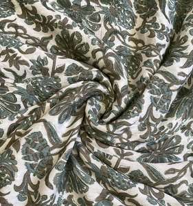 Tissu en coton pur de qualité supérieure à imprimé floral, doux et léger, idéal pour les robes, les kurtis, les chemises et les travaux de couture. - Product Image 2