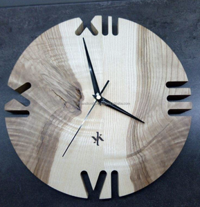 Reloj de pared de madera moderno hecho a mano con encanto rústico inspirado en números romanos de Victoria London artesanías de madera de Bambú - Product Image 1