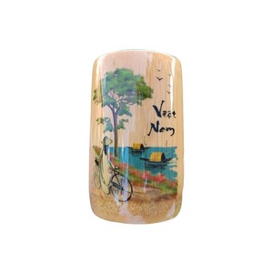 Tubo de bambú pintado de forma única que muestra una delicada ilustración de bicicleta y es un accesorio decorativo rústico para la mesa de oficina. - Product Image 1