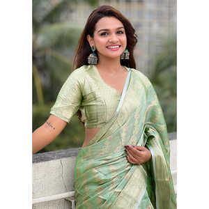 ผ้าไหมแคนจิวารัมสีเขียวเนื้อนุ่มแบบดั้งเดิมของอีลิท วีฟส์ ลายเลเฮริยา พร้อมงานปักดิ้นทองแบบดั้งเดิม สำหรับชุดคลับเดรส - Product Image 3