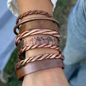 Bracelet Bio-Thérapie en Fil Tressé Large et Plat, Surface Texturée Martelée, Finition Patine Antique Rustique - Product Image 1