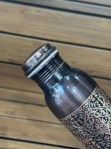 Bouteille d'eau 100% cuivre pur |   Bouteille d'eau en cuivre gaufré – Fabriquée à la main, 1000 ml, sans BPA |   Écologique et étanche - Product Image 4