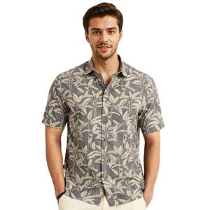 Camisa de manga corta con estampado tropical para hombre: esta camisa con estampado tropical oscuro ofrece un estilo informal de isla con un toque elegante y moderno. - Product Image 2