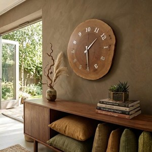 Reloj de Madera Hecho a Mano con Corteza de Árbol, Decoración Rústica de Pared Estilo Granja - Product Image 1