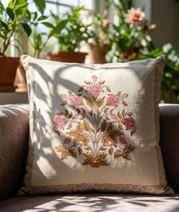 Housse de coussin carrée artisanale à imprimé botanique Arbre de Vie en beige, rose et marron, directement de l'usine, 18x18 - Product Image 3