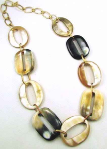 Collier Pendentif Classique de Haute Qualité en Corne de Buffle Faite à la Main, Écologique, en Corne Naturelle et Résine, Cadeau d'Affaires, Artisanat Naturel pour Amoureux - Product Image 6